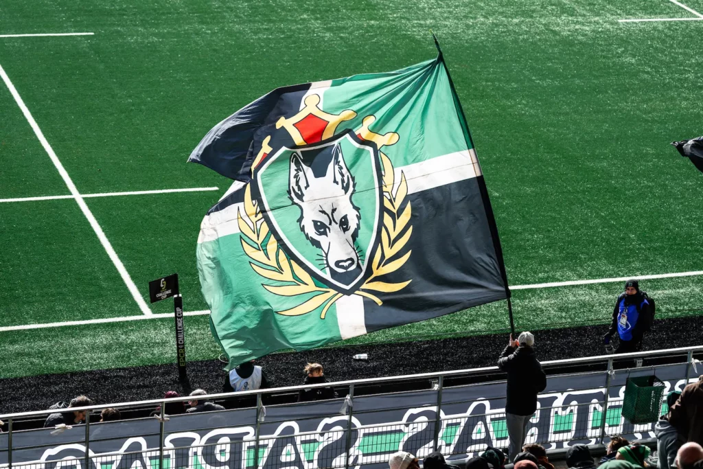 Drapeau des supporters de l’USM Montauban lors d’un match de rugby à Sapiac