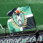 Drapeau des supporters de l’USM Montauban lors d’un match de rugby à Sapiac