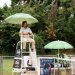 Arbitre de tennis sur sa chaise pendant un match sur terre battue à Montauban