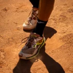 Jeu de jambes d’un joueur de tennis sur terre battue lors d’un tournoi à Montauban