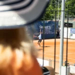Joueur de tennis servant lors d’un match en compétition à Montauban