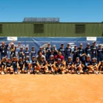 Photo de groupe des ramasseurs de balles et encadrants sur un court de tennis à Montauban