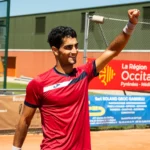 Joueur de tennis souriant levant le poing après un point lors d’un tournoi à Montauban