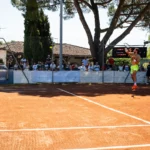 Joueur de tennis au service en extension lors d’un tournoi à Montauban