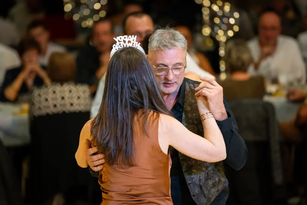 Invités dansant et célébrant lors d’une soirée privée festive à Montauban