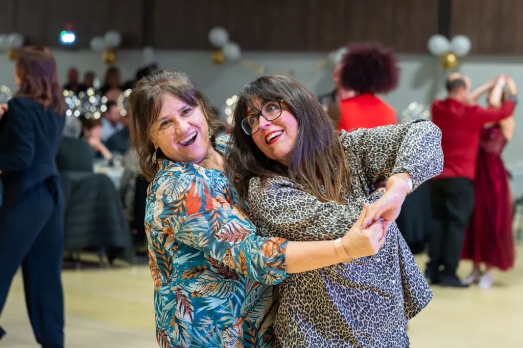 Couple dansant lors d’une soirée privée, photographié de manière discrète et naturelle