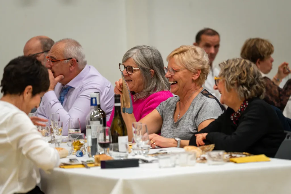 Invités riant et partageant un moment spontané pendant un événement privé en Tarn-et-Garonne