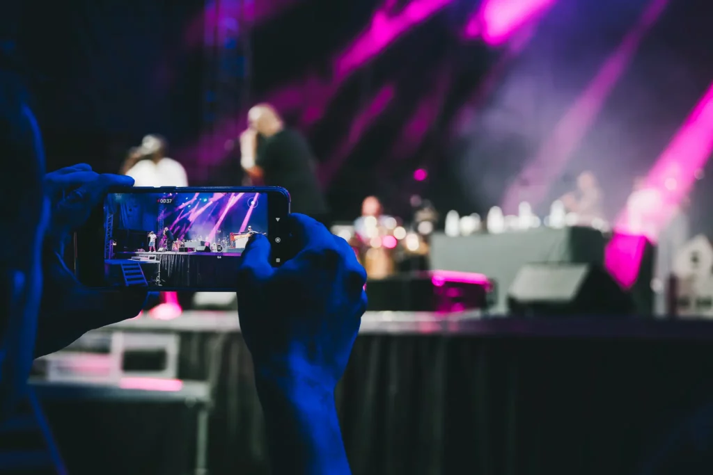 Spectateur filmant un concert du festival Montauban en Scène avec son téléphone