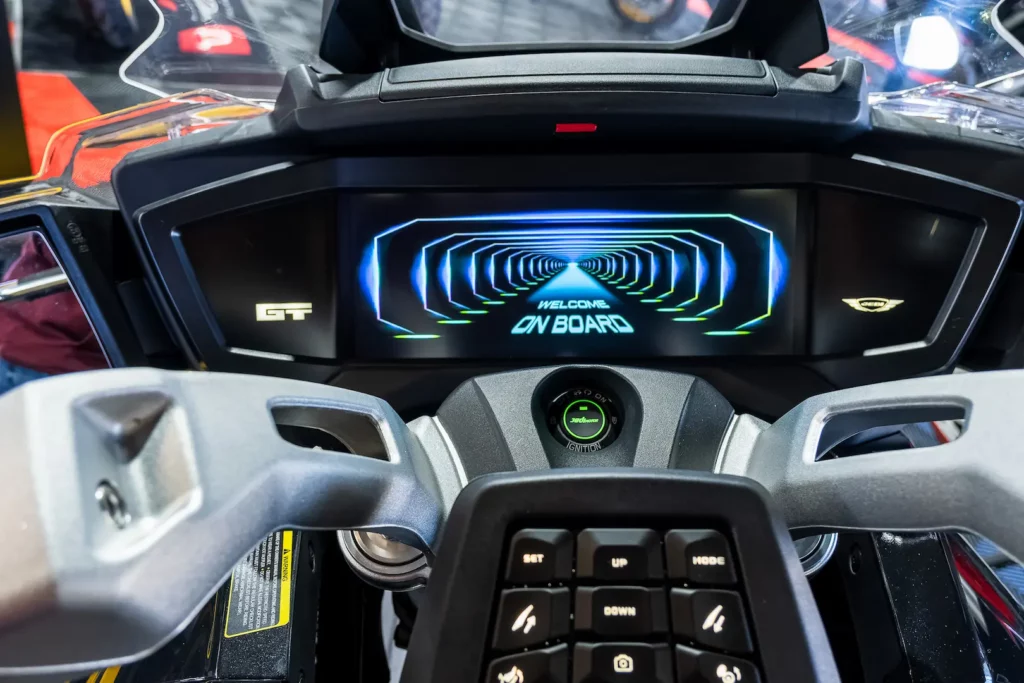 Détail technologique d’une moto photographié pour la communication de Platinium Motos