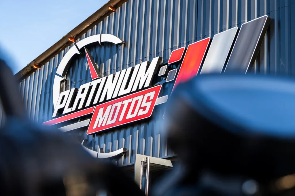 Logo de l’entreprise Platinium Motos photographié dans un contexte professionnel