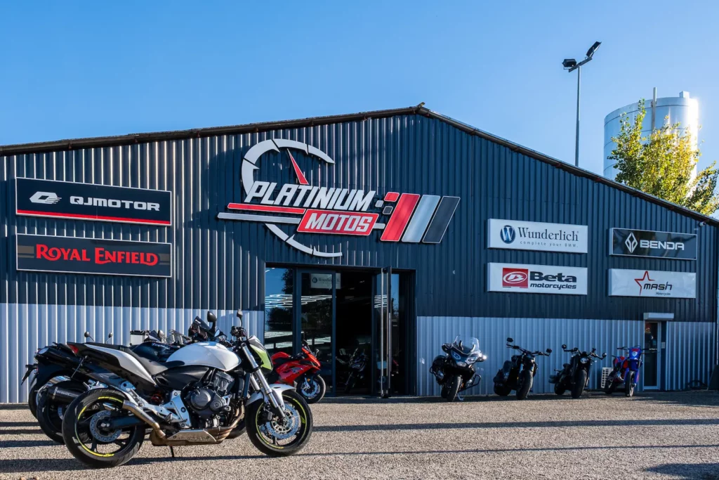 Façade de l’entreprise Platinium Motos photographiée pour sa communication à Montauban