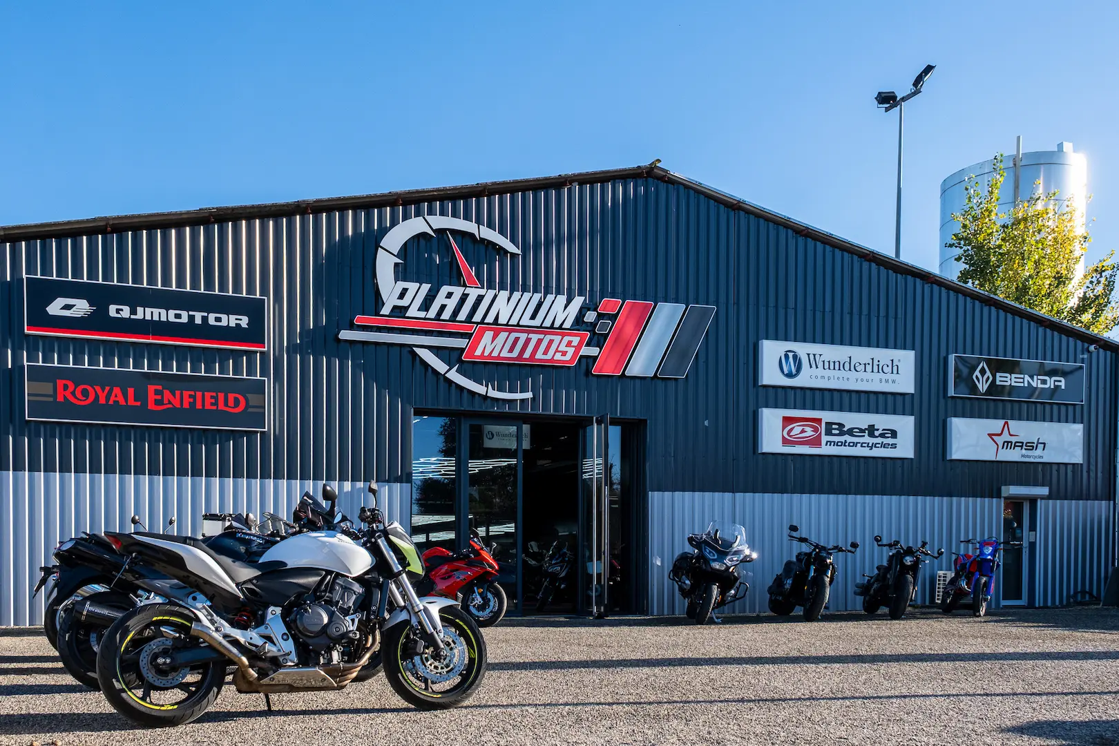 Façade de l’entreprise Platinium Motos photographiée pour sa communication à Montauban