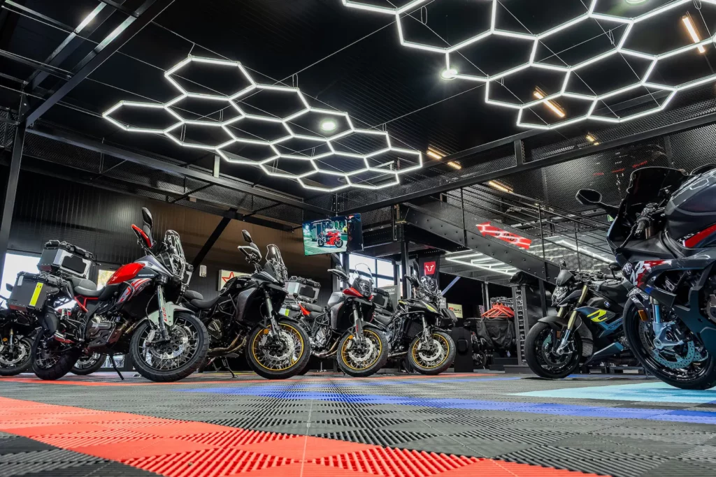 Intérieur du showroom Platinium Motos photographié pour la communication de l’entreprise