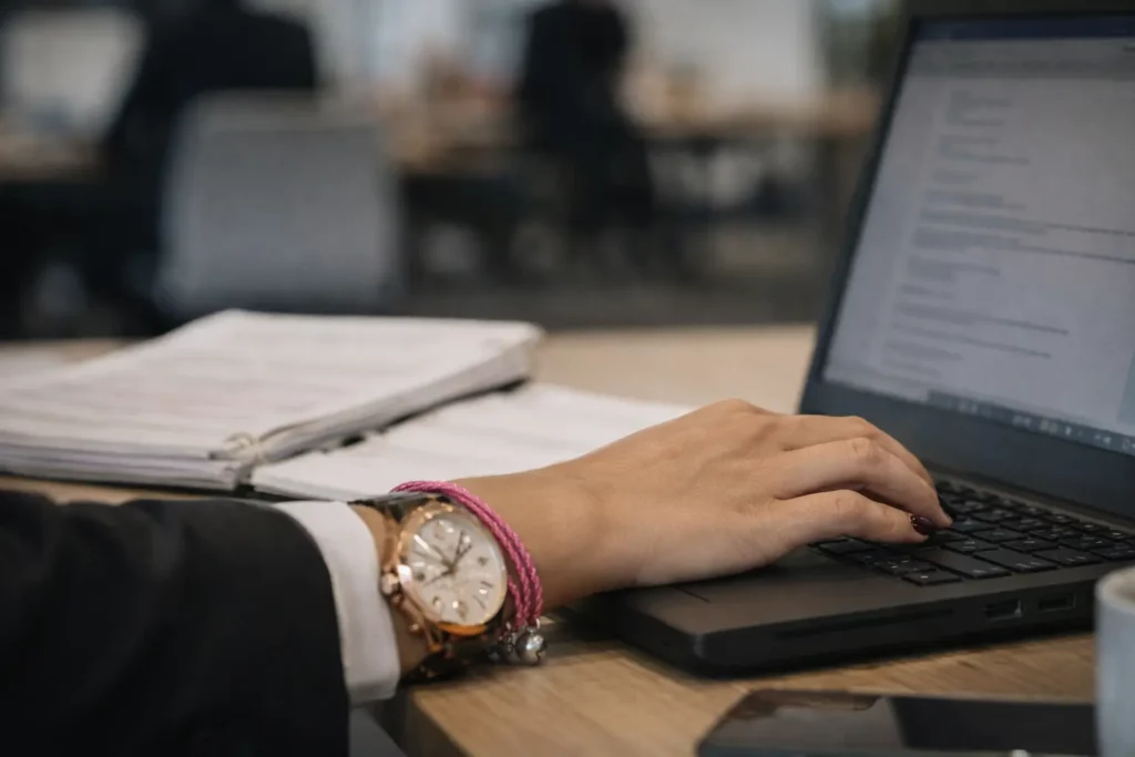 Poste de travail en open space dans une entreprise moderne