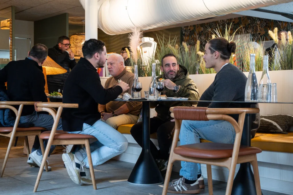 Expérience client dans un restaurant à Montauban avec des personnes en train de discuter autour d’un repas