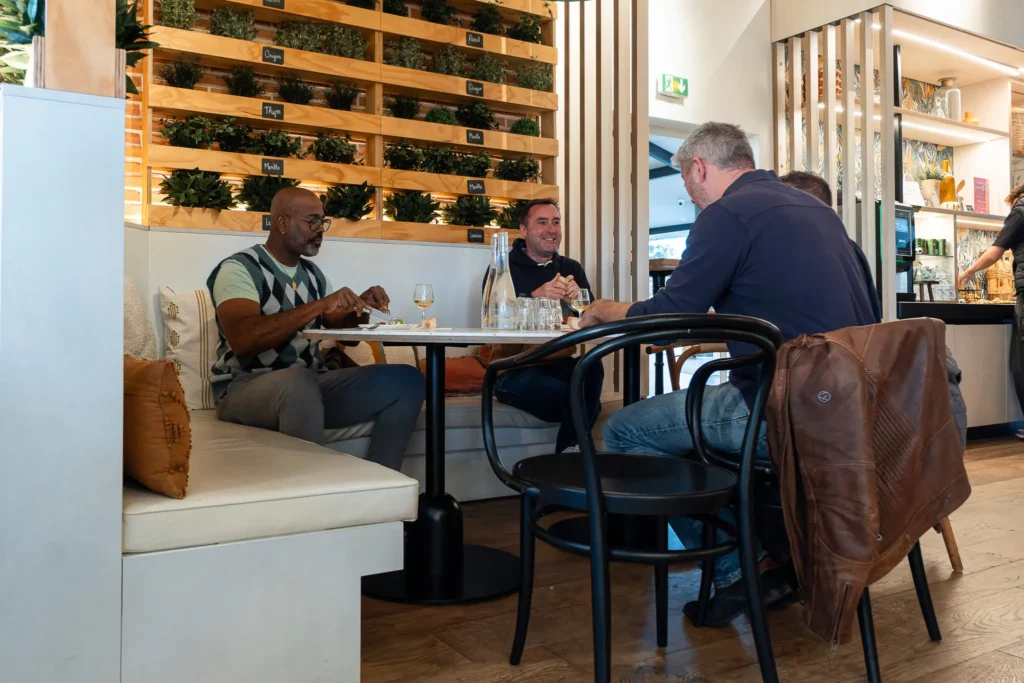 Clients en train de déjeuner dans un restaurant à Montauban avec une ambiance naturelle et conviviale