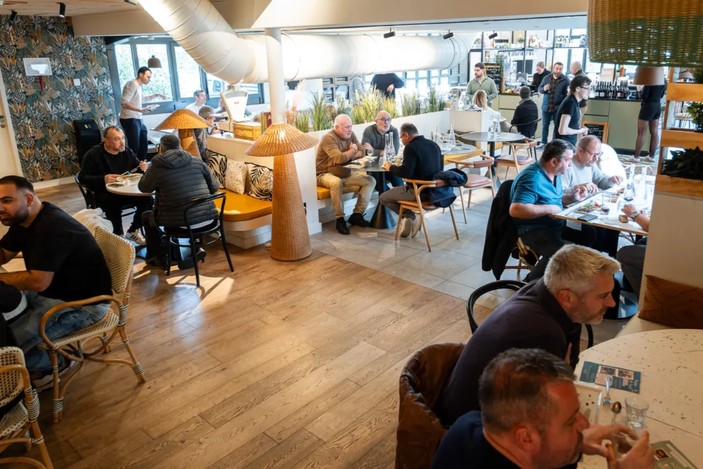Vue d’ensemble d’une salle de restaurant à Montauban avec plusieurs clients en train de manger