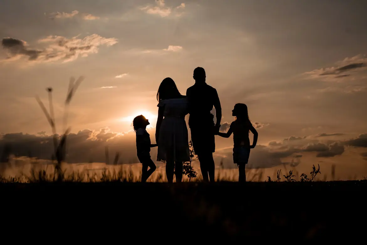 Famille lors d’une séance photo naturelle en extérieur à Montauban