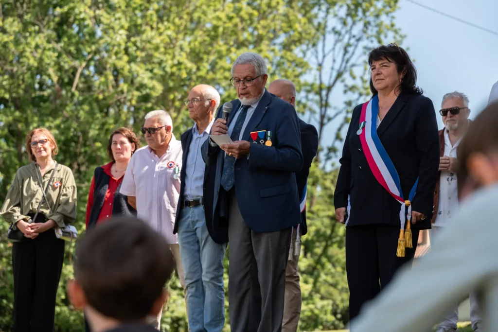 Discours lors d’un événement public avec habitants et élus dans une commune du Tarn-et-Garonne