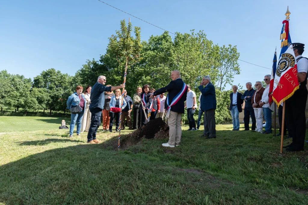 Vue d’ensemble d’un événement public avec habitants et élus en Tarn-et-Garonne