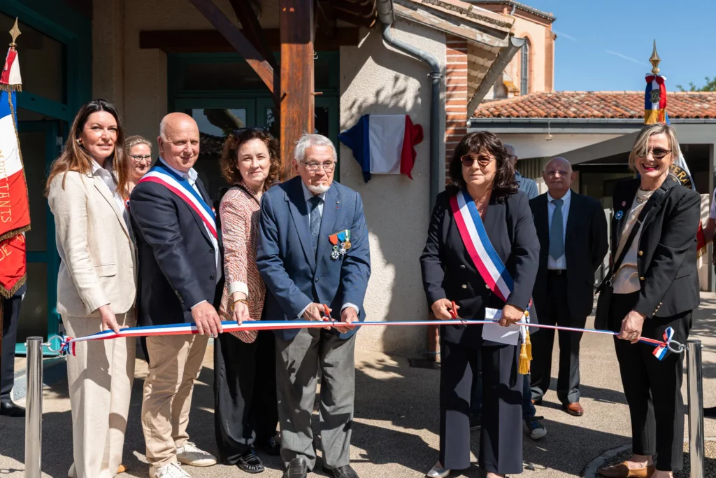 Inauguration d’un groupe scolaire à Villemade avec élus et ruban tricolore