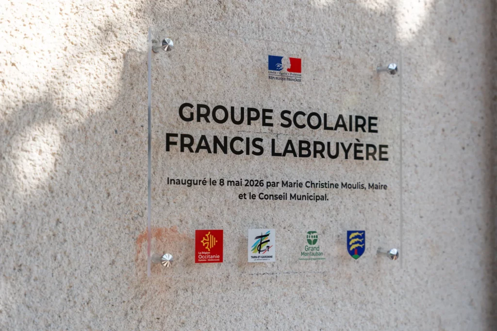 Plaque inaugurale du groupe scolaire Francis Labruyère à Villemade
