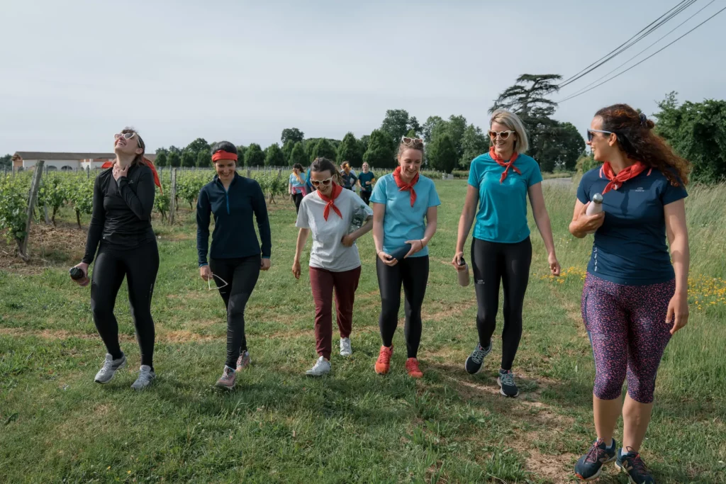 Groupe d’amies marchant ensemble pendant un EVJF près de Montauban
