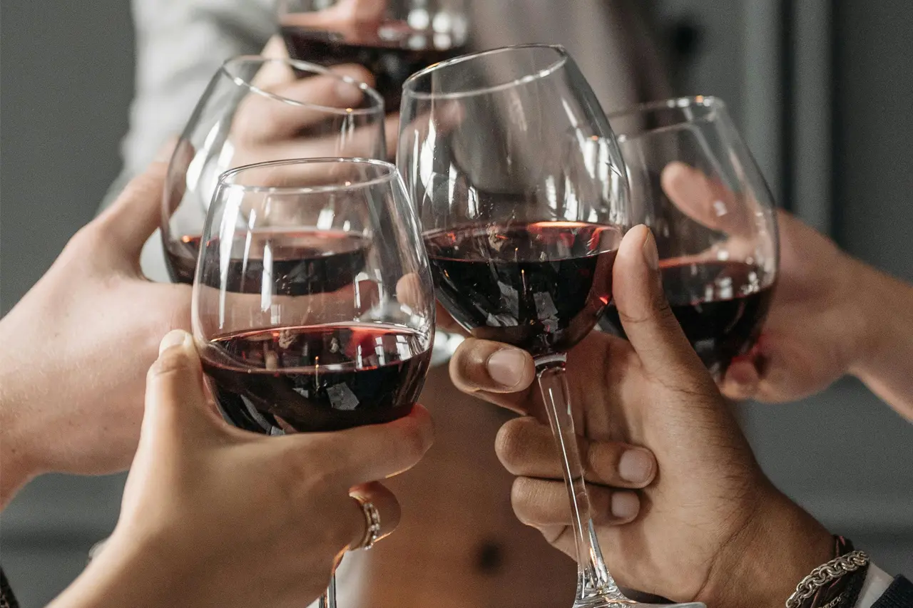 Groupe d’amis trinquant pendant une soirée EVJF ou EVG à Montauban