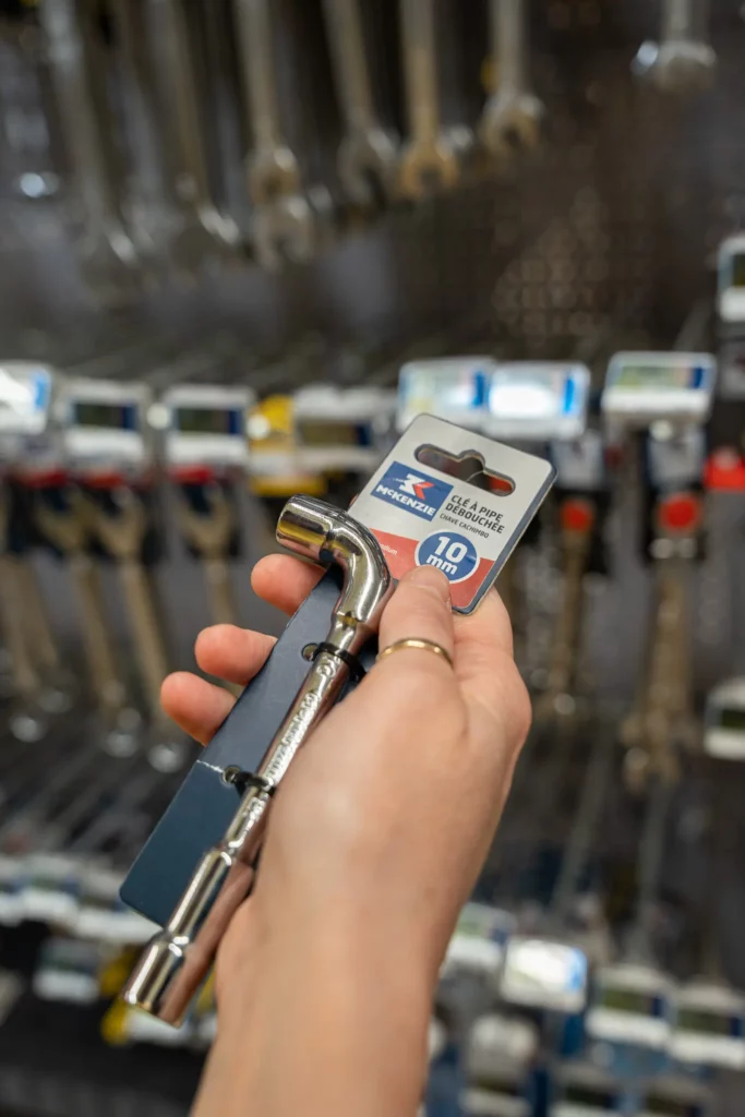 Détail produit photographié en rayon dans un magasin de bricolage