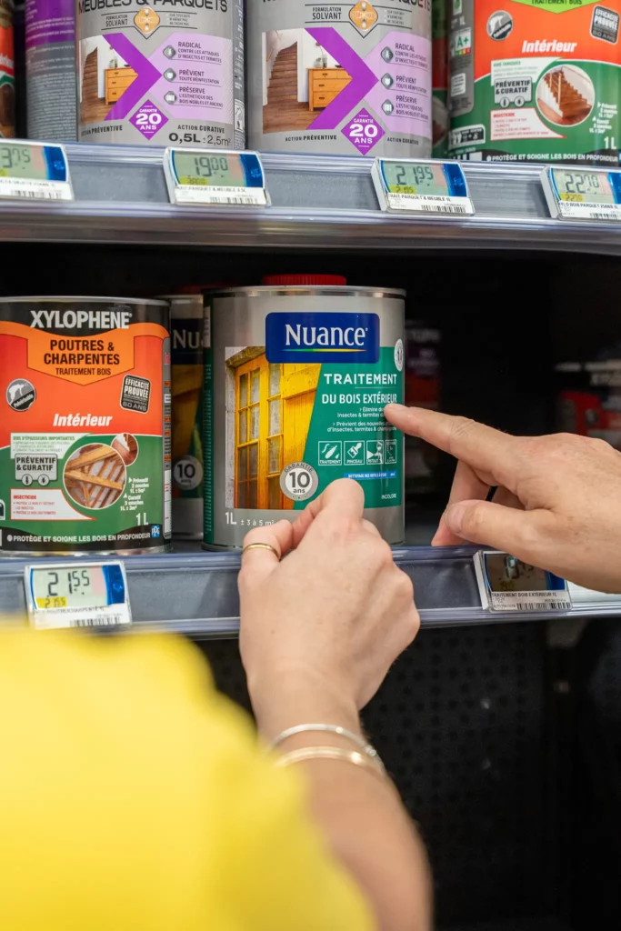 Conseil client autour d’un produit en rayon de magasin