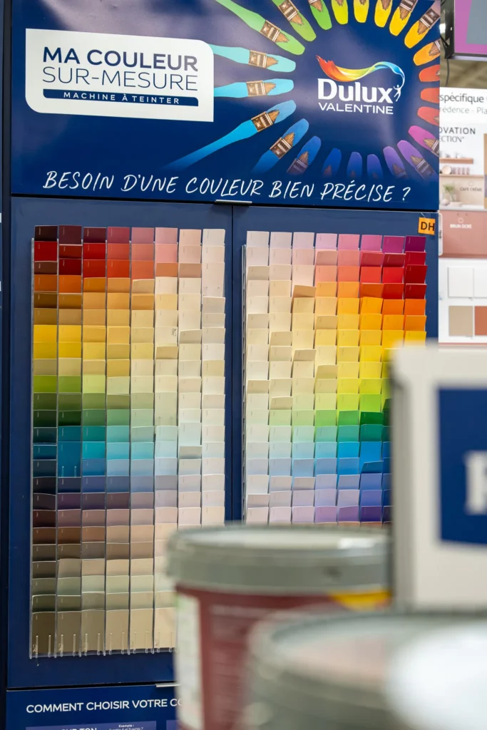Univers peinture et nuancier photographiés dans un magasin de bricolage
