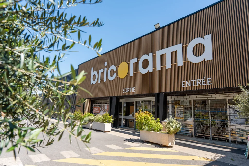 Façade d’un magasin Bricorama photographiée lors d’un reportage photo commerce