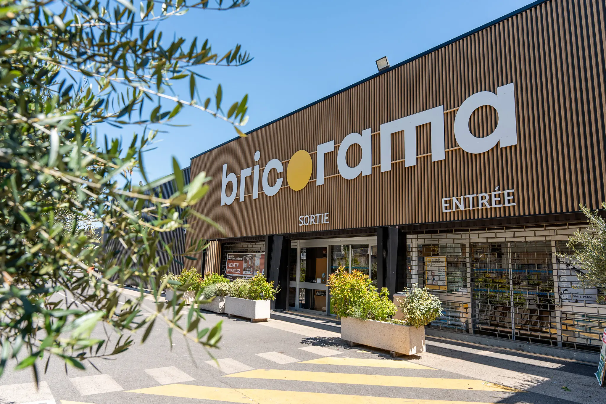 Façade d’un magasin Bricorama photographiée lors d’un reportage photo commerce