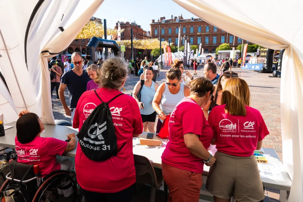 Bénévoles accueillant les participants dans le village de la Corrida pédestre de Toulouse