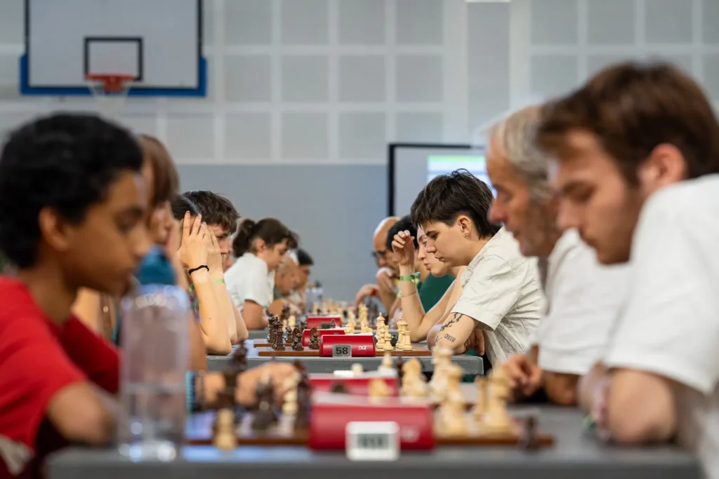 Une joueuse réfléchit devant son échiquier pendant un tournoi d’échecs à Montauban