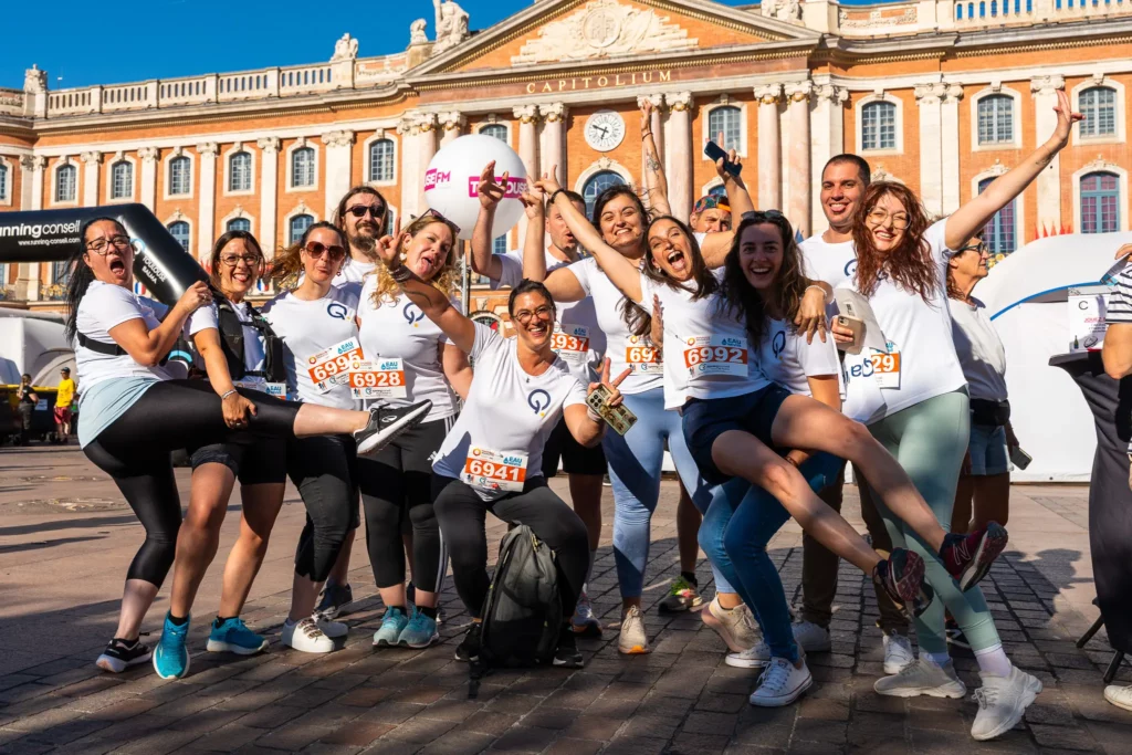 Groupe de participantes posant devant le Capitole avant la Corrida pédestre de Toulouse
