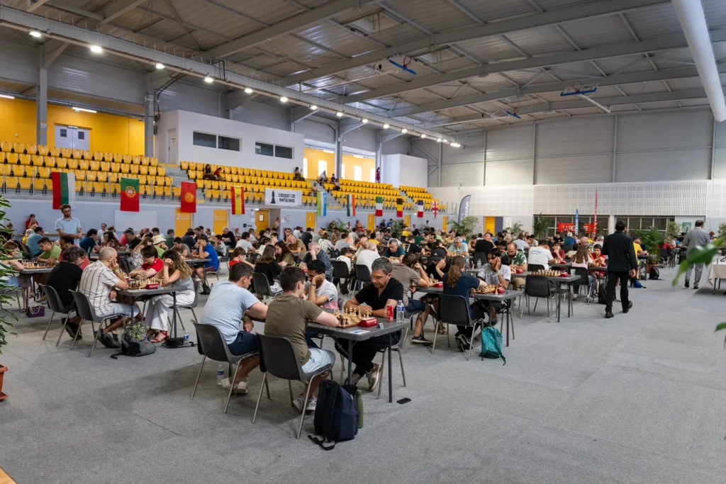 Vue générale d’un tournoi d’échecs réunissant de nombreux participants au Palais des sports de Montauban